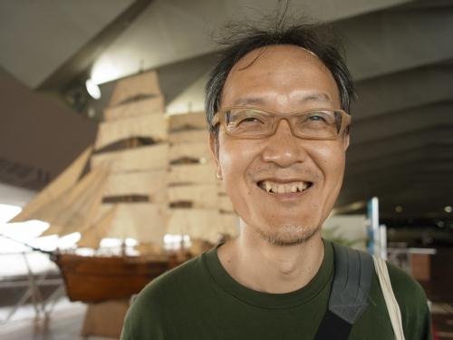 船の模型の前で満面の笑み