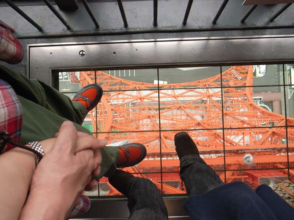 手を取り合って